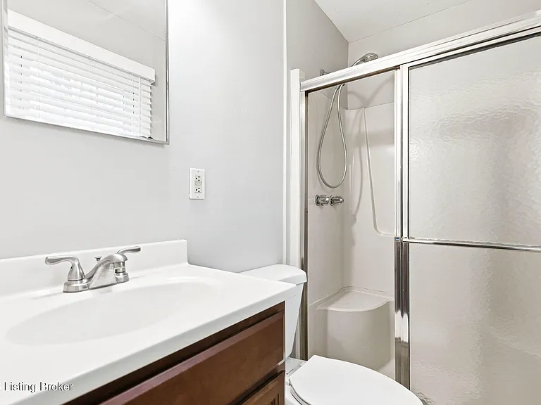 2403 Silverbrook Ave — Photo 29