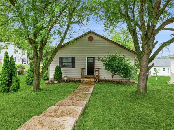 3123 N 2nd St, Clinton, IA 52732