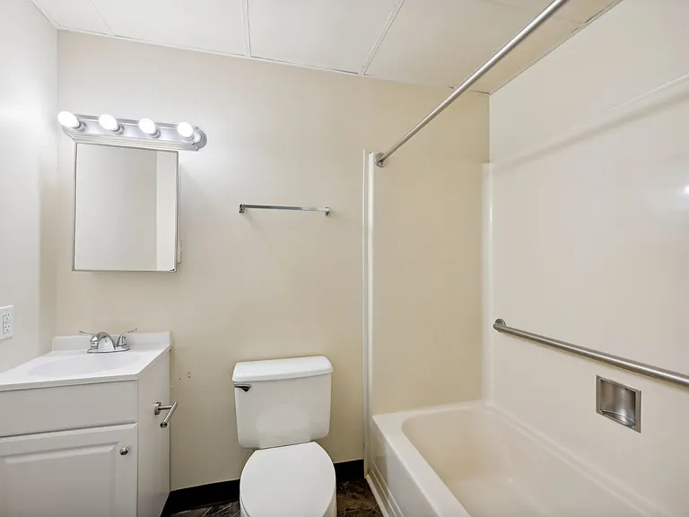 Franklin Park Apartments — Photo 45