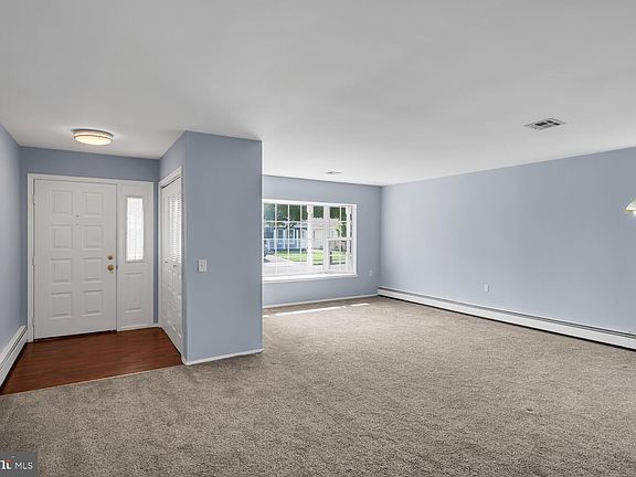 3rd image of 8 Manitoba Ct