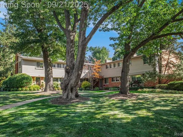 1054 Stratford Ln, Bloomfield Hills, MI 48304