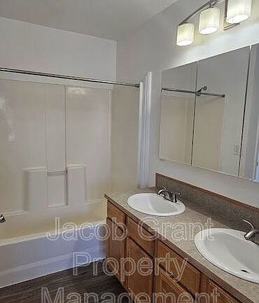 5th image of 3528 Greenfield Dr