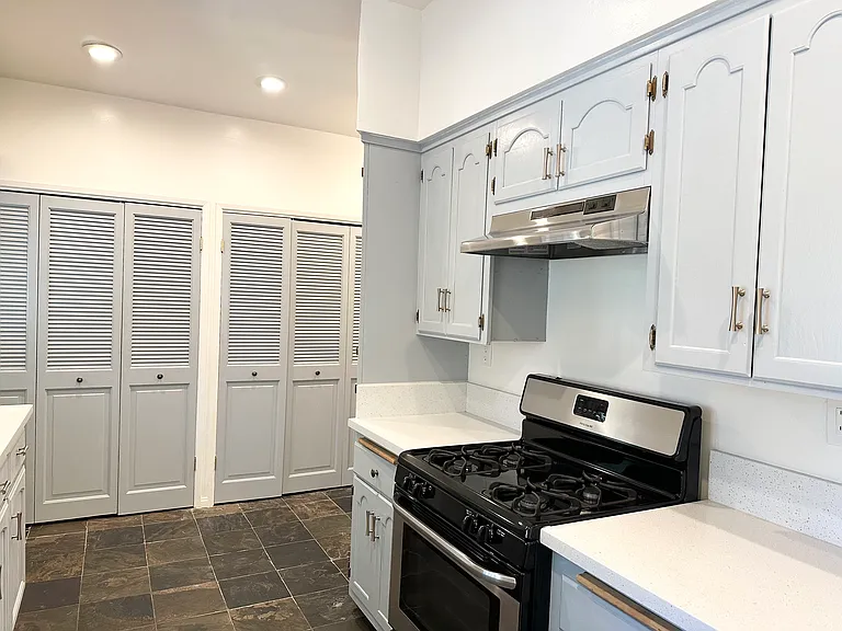 8640 Lookout Mountain Ave — Photo 13