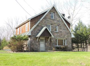 112 Shine Hill Rd, Henryville, PA 18332