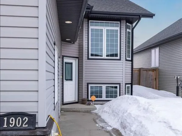1902 N 56th Ave, Lloydminster, AB T9V 3M4