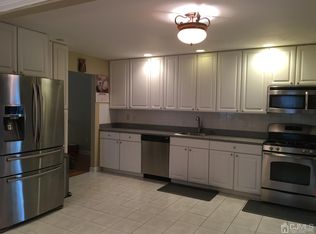 18 Oak Crest Dr, East Brunswick, NJ 08816