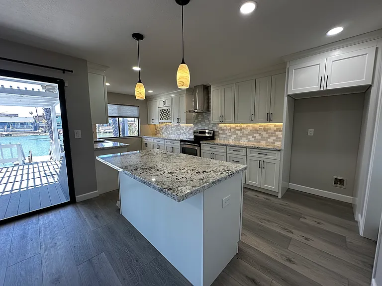 1224 Beach Ct — Photo 2
