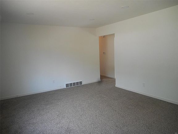 3rd image of 33 Terrie Ln