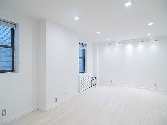 4th image of 150 W 58th St APT 8B