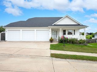 4 Hidden Valley Cir, Davenport, IA 52804