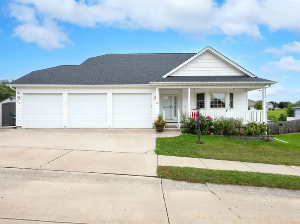 4 Hidden Valley Cir, Davenport, IA 52804
