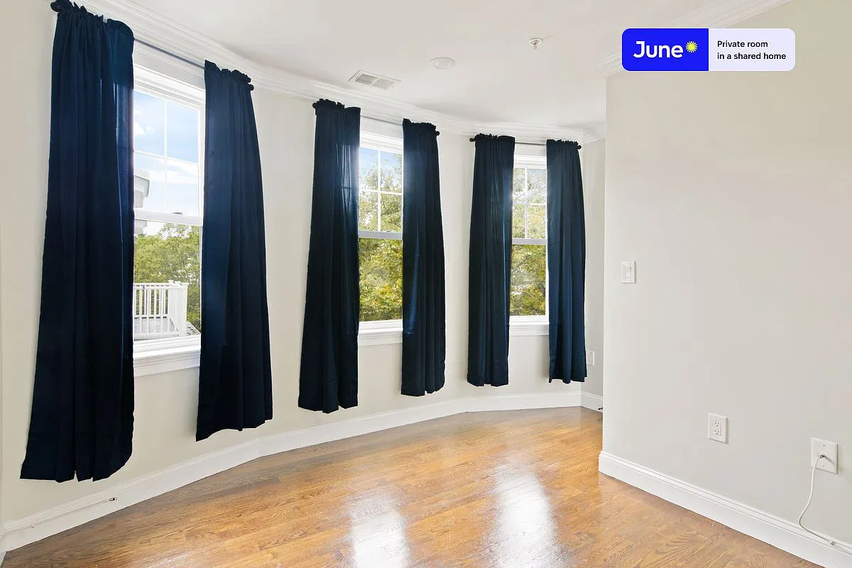 Queen bedroom in 5 bed/1.5 bath home in Brighton #571 B — Photo 4