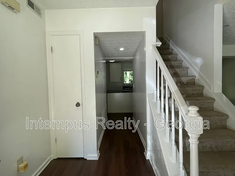 3 bed, 2.5 bath, 1800 sqft, $2,400 — Photo 4