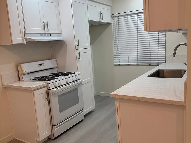 580 W Stocker St #4 — Photo 4