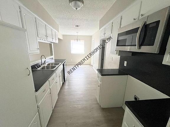 2nd image of 3104 Simmons Dr