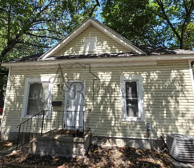 314 W 1st St — Photo 1