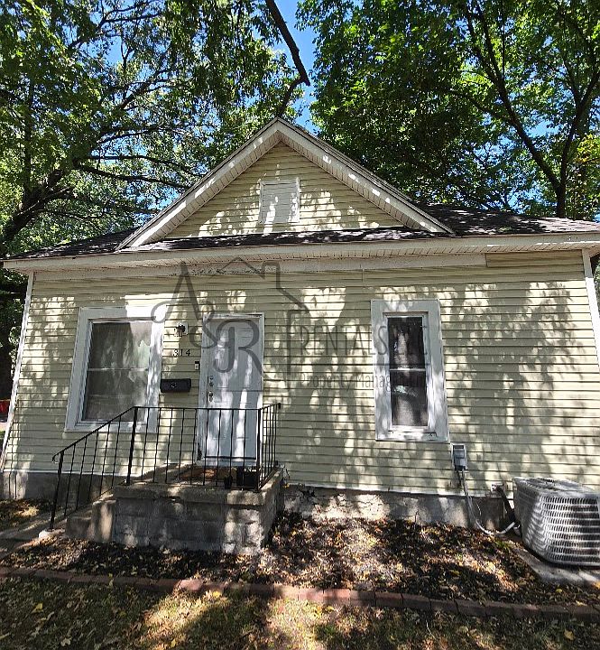 1st image of 314 W 1st St