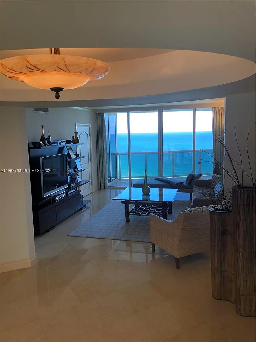 Building Photo - 18911 Collins Ave #2904