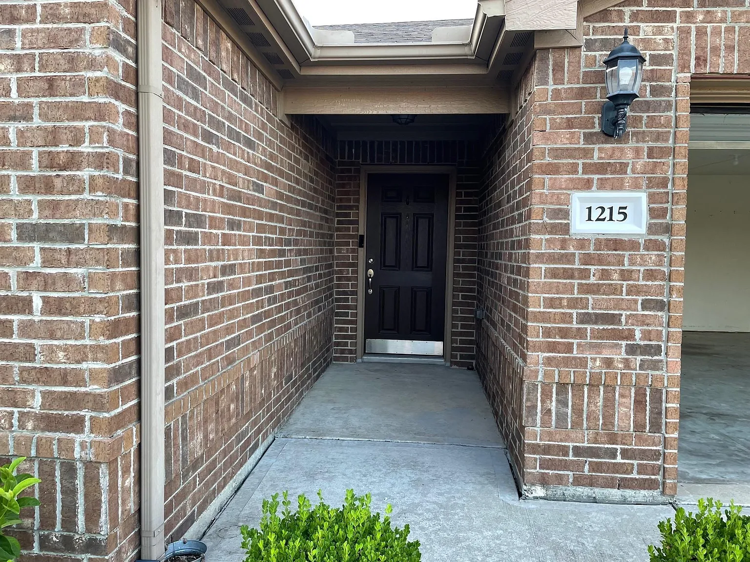 4 bed, 2.0 bath, 1672 sqft, $1,950 — Photo 2