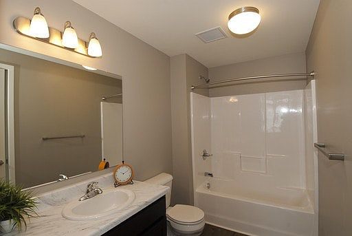 2nd image of 1415 Wealthy St SE APT 208