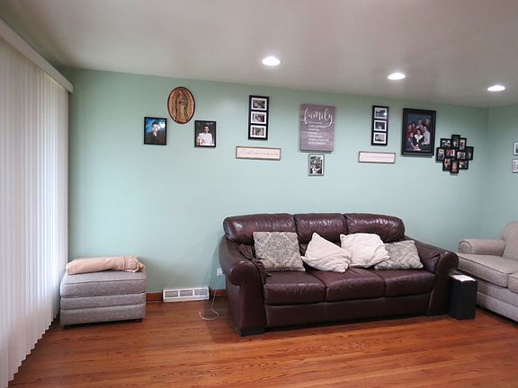 4th image of 7742 Oak Park Ave