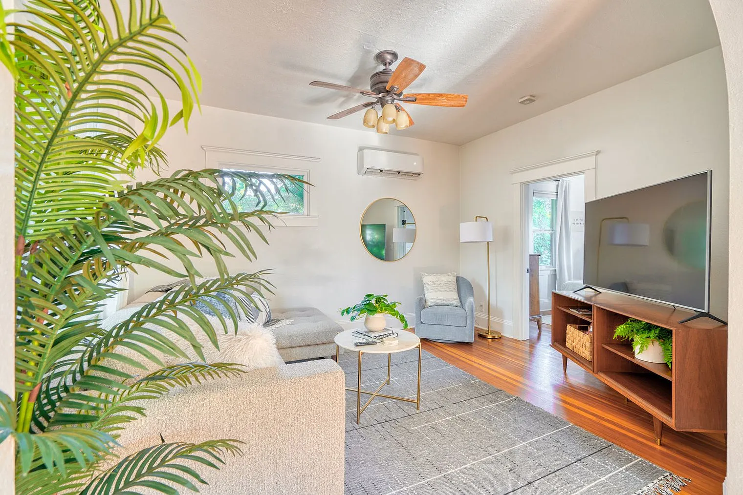 2 bed, 1.0 bath, 1991 sqft, $4,450 — Photo 2