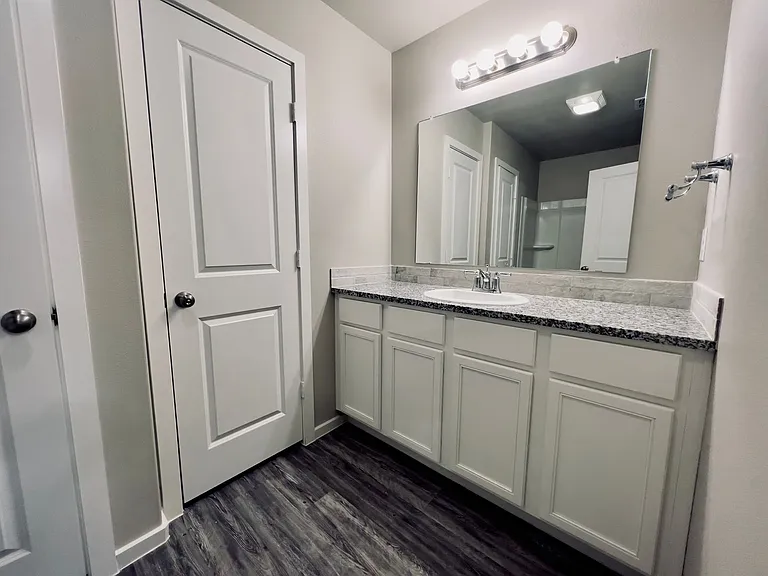 2102 N Avenue K — Photo 16