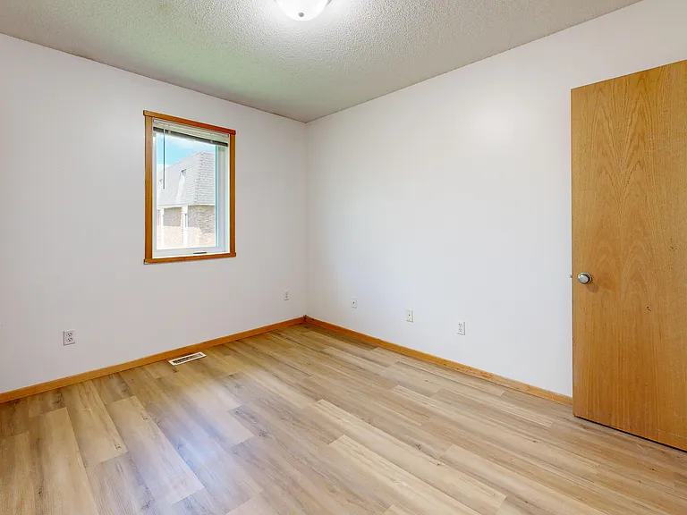 7629-7629 Woodlawn Dr — Photo 12