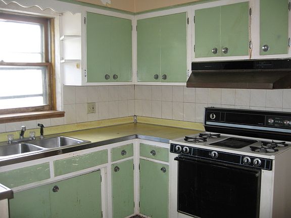 4th image of 1607 N 32nd Ave