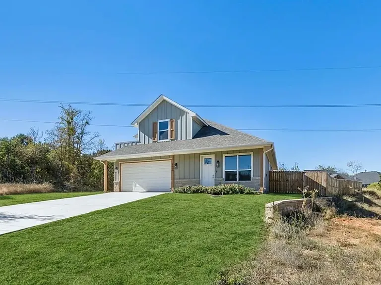 2500 Houston Dr — Photo 2