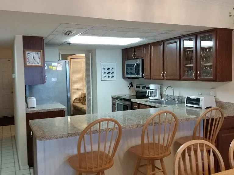 Kitchen - penninsula