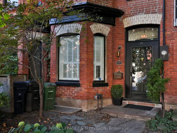 69 Sullivan St, Toronto, ON M5T 1C2