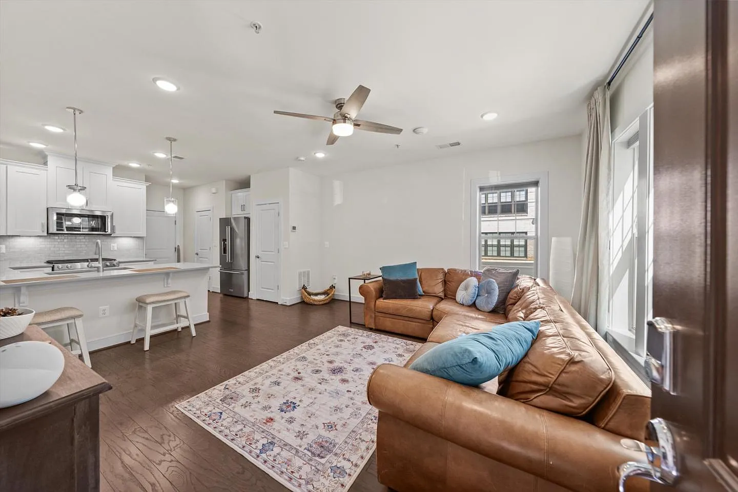 3 bed, 2.5 bath, 1700 sqft, $3,950 — Photo 3