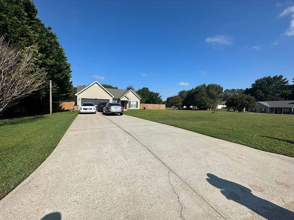 611 Bowling Ln
