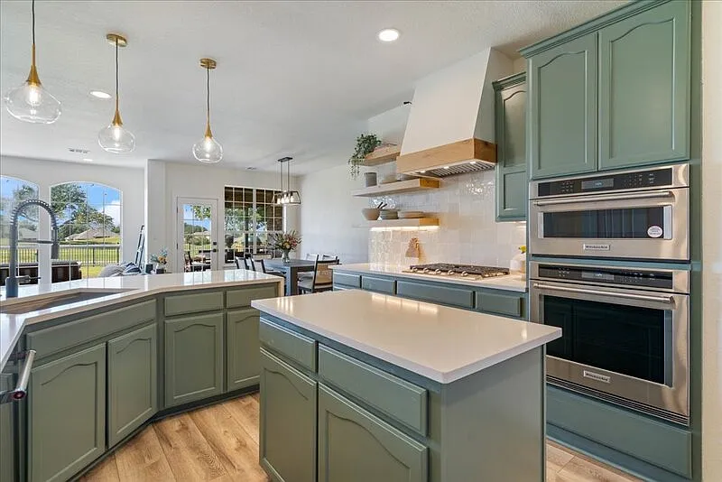 4 bed, 2.0 bath, 2526 sqft, $2,850 — Photo 2