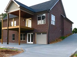 390 Hill Top Dr, Lenoir City, TN 37772