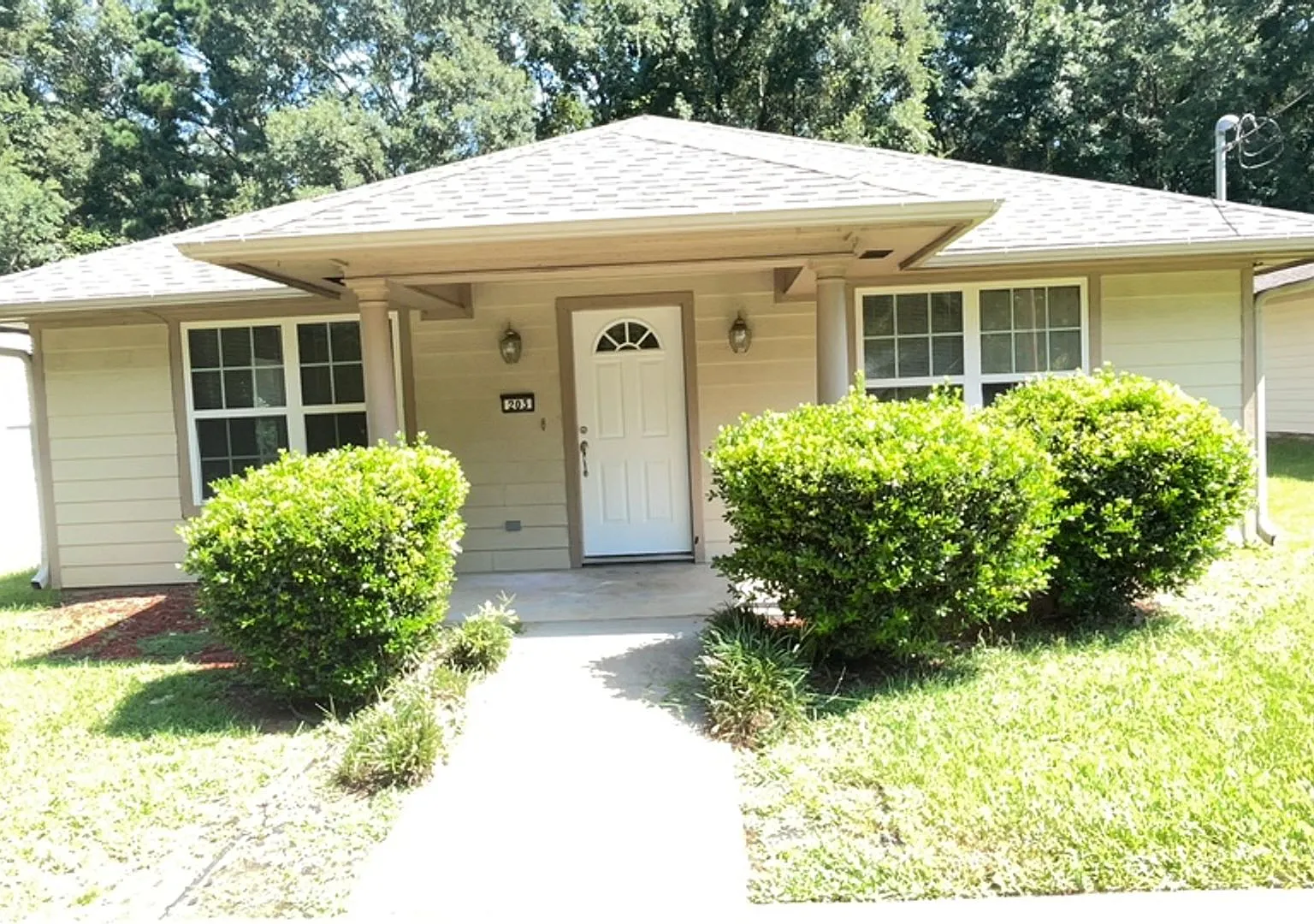 3 bed, 1216 sqft, $1,495 — Photo 1