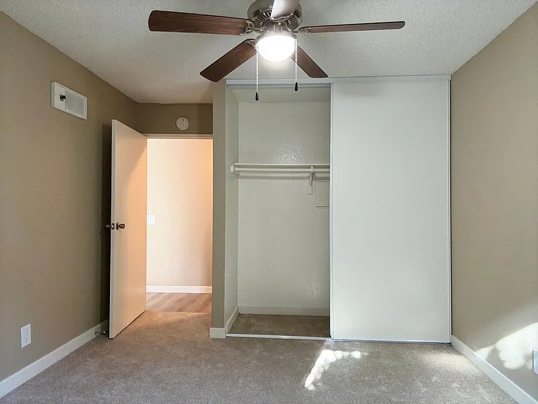 Country Apartments — Photo 7