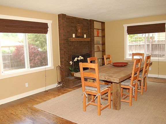 Family room w/fireplace