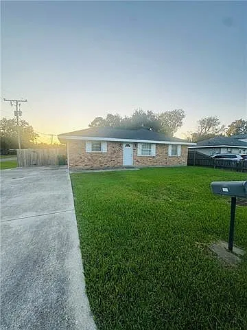 3 bed, 1.0 bath, 1375 sqft, $1,400 — Photo 2