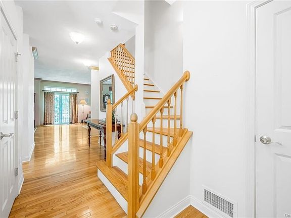 4th image of 1 Briarbrook Dr