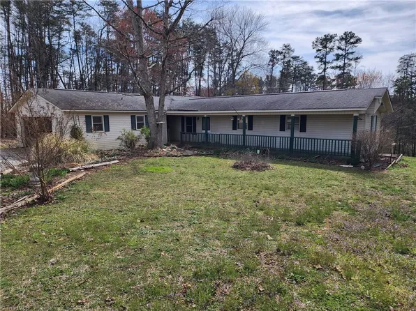 1055 Zack Dr, Pilot Mountain, NC 27041
