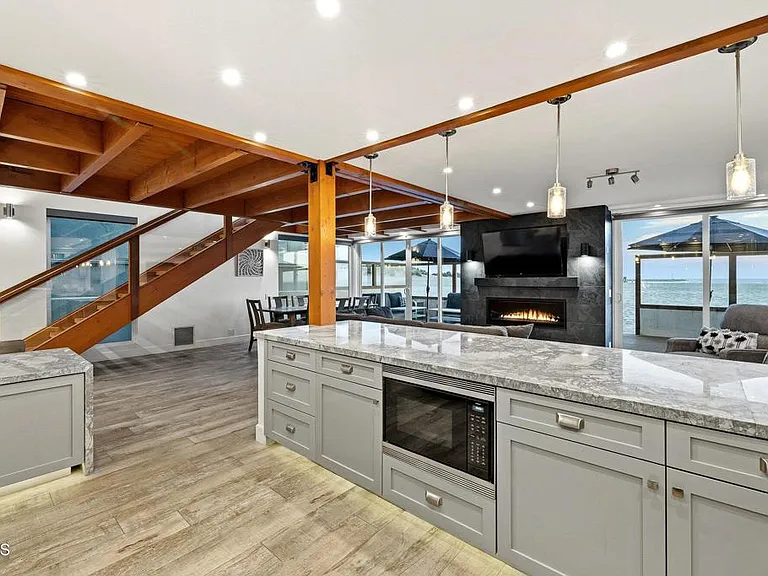 3373 Ocean Dr — Photo 7