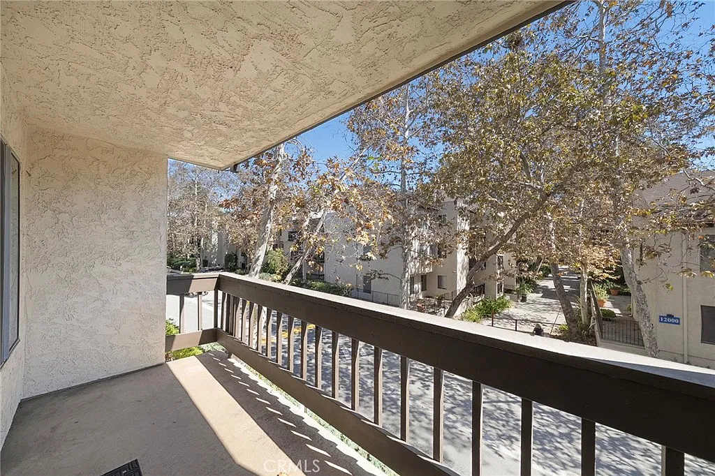 2 bed, 916 sqft, $3,750 — Photo 3