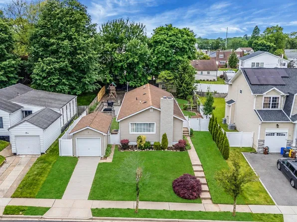 5 Willets Drive, Syosset, NY 11791