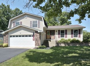 26 Essex Ln, Cary, IL 60013