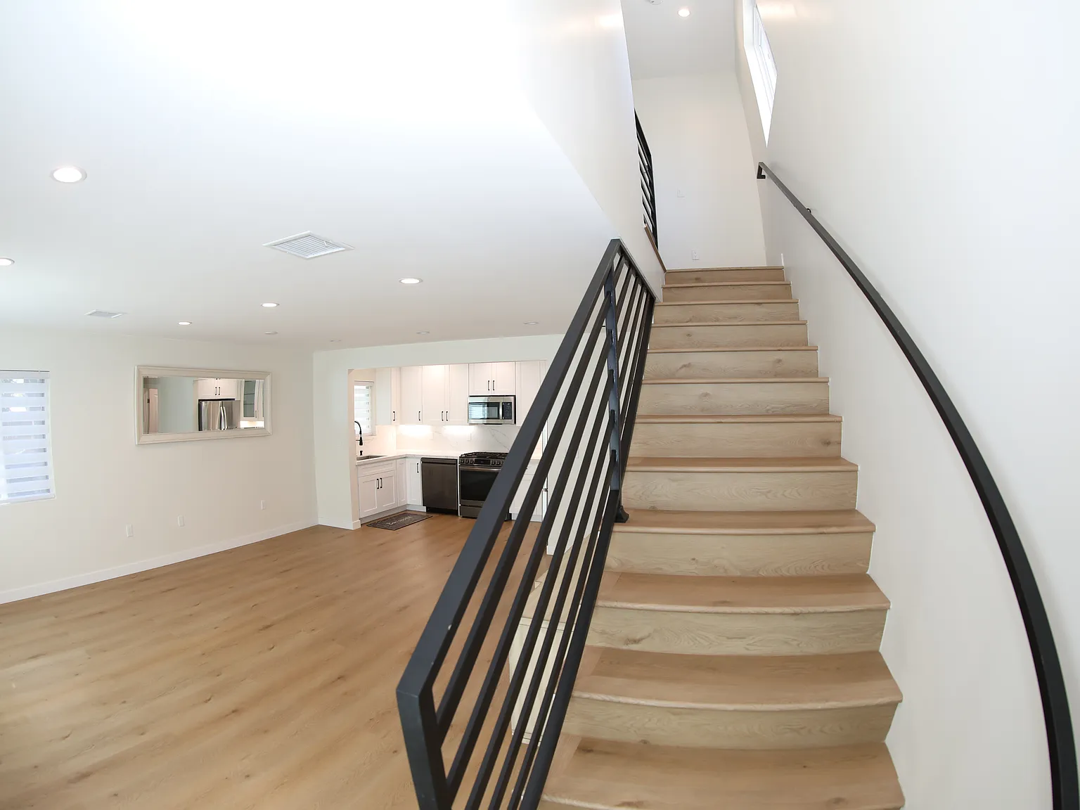 2 bed, 1.5 bath, 1000 sqft, $3,200 — Photo 3