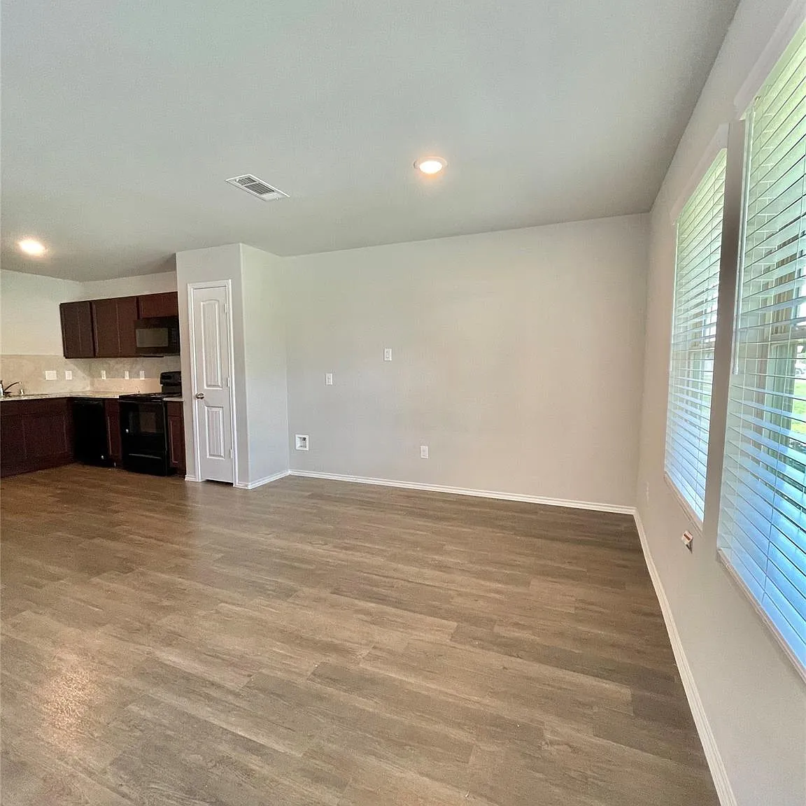 3 bed, 2.0 bath, 1300 sqft, $1,550 — Photo 4