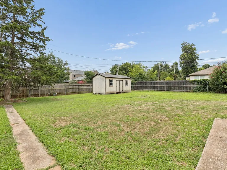 1108 Larchmont Ln — Photo 43