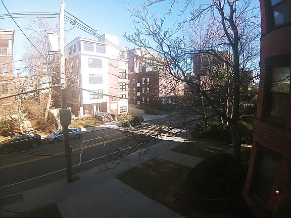 4th image of 27 Longwood Ave APT 2